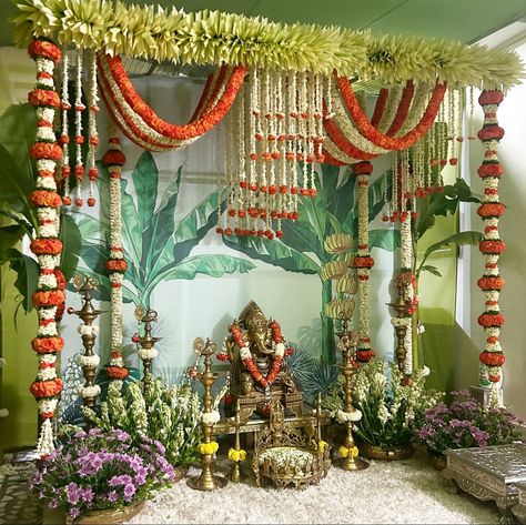 Vratam Decoration Ideas, Gruhapravesham Decoration Ideas, Indian Engagement Decorations, Housewarming Decorations Indian, Pooja Backdrop Decoration, Indian Floral Decor, Small Wedding Decor, Pooja Decor, Home Flower Decor