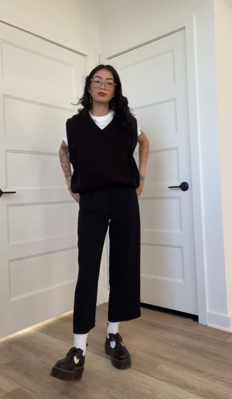 Professor Outfit Aesthetic, Adrogonus Outfits Business Casual, Unique Professional Outfits, Business Casual Outfits Gender Neutral, Masculine Outfits For Women Plus Size, Business Casual Edgy Outfits, Female Masculine Outfits, Edgy Corporate Fashion, Masculine Style For Women