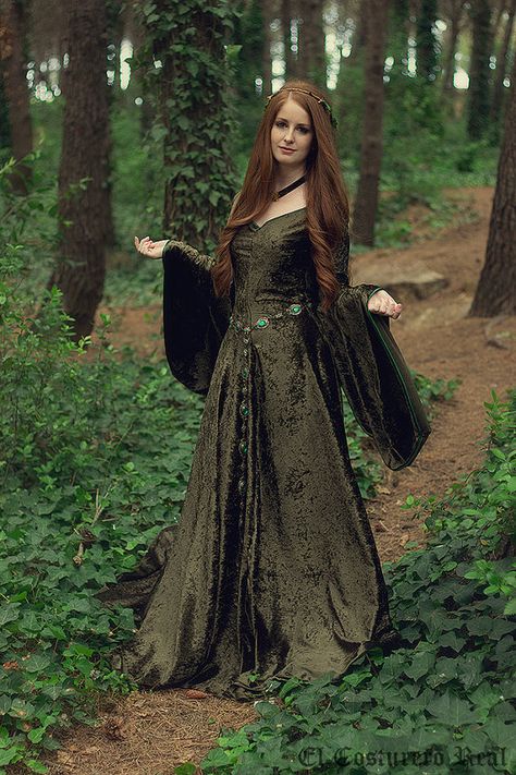 Elf costume Celtic Dress, Medieval Clothes, Fest Outfits, Green Velvet Dress, Fantasy Dresses, Medieval Costume, Old Dresses, Medieval Dress, Medieval Clothing