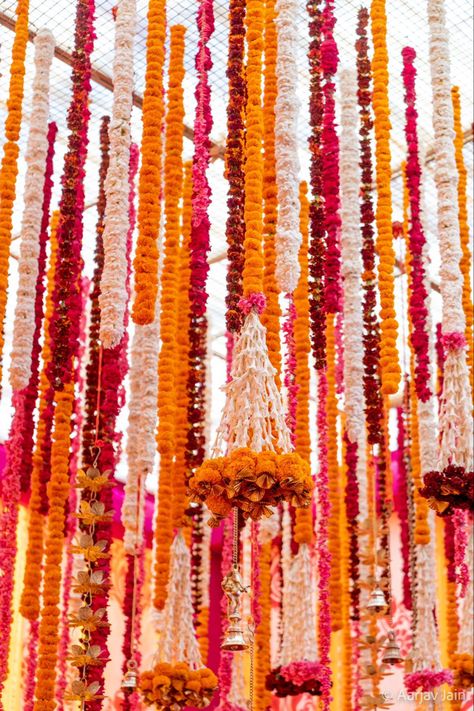 Indian Floral Aesthetic, Orange Indian Wedding Decor, Traditional Hindu Wedding Decor, Yellow Floral Decor, Jaisalmer Wedding, Orange And Pink Flowers, Mehendi Night, Traditional Flowers, Haldi Decor