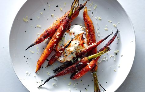 Spice-Crusted Carrots with Harissa Yogurt - Bon Appétit Maple Roasted Carrots, Harissa Recipes, Fat Loss Foods, Cooked Carrots, Orange Salad, Carrot Recipes, Think Food, Yogurt Recipes, Roasted Carrots