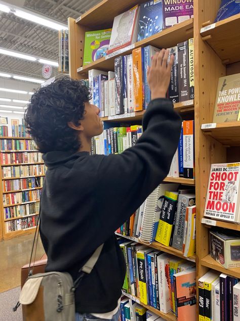 boy stands in the library with bookshelves posing for others and coming up with photo ideas and pose ideas for instagram Library Aesthetic Pictures Idea, Library Photo Shoot Aesthetic, Library Aesthetic Photoshoot, Library Pose Ideas, Men Library, Library Pose, Library Photoshoot Ideas, Guy Reading, Library Photoshoot