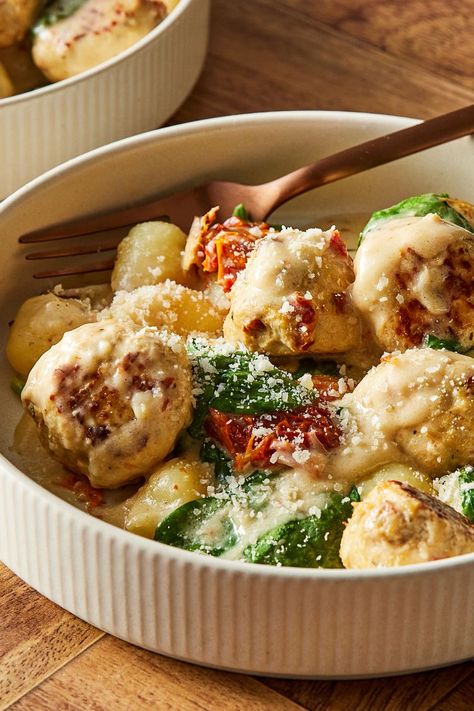 Slow Cooker Tuscan Chicken Meatballs with Gnocchi Tuscan Meatballs, Slow Cooker Tuscan Chicken, 5 Ingredient Dinners, Tuscan Chicken, Gnocchi Recipes, Chicken Meatballs, Food Test, Salad Side Dishes, Food Help