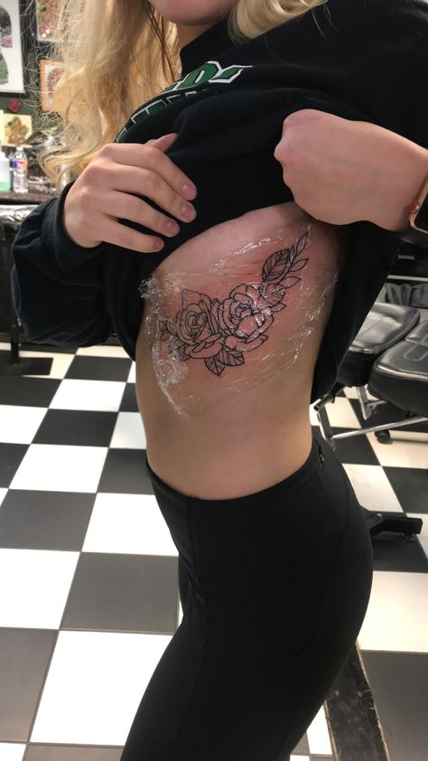 Cute rib cage tattoo with flowers #tattoo #rose #ribcage #flower #blumentatowierung Rose Rib Tattoos, Rib Cage Tattoo, Cage Tattoo, Flower Tattoo On Ribs, Tattoos On Side Ribs, Tattoo With Flowers, Cage Tattoos, Rib Tattoos For Women, Tattoo Cute