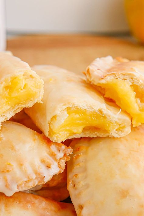 Lemon Hand Pies, Fried Hand Pies, Curd Filling, Lemon Pie Filling, Hand Pie Recipes, Fried Pies, Lemon Curd Filling, Hand Pie, Lemon Dessert Recipes