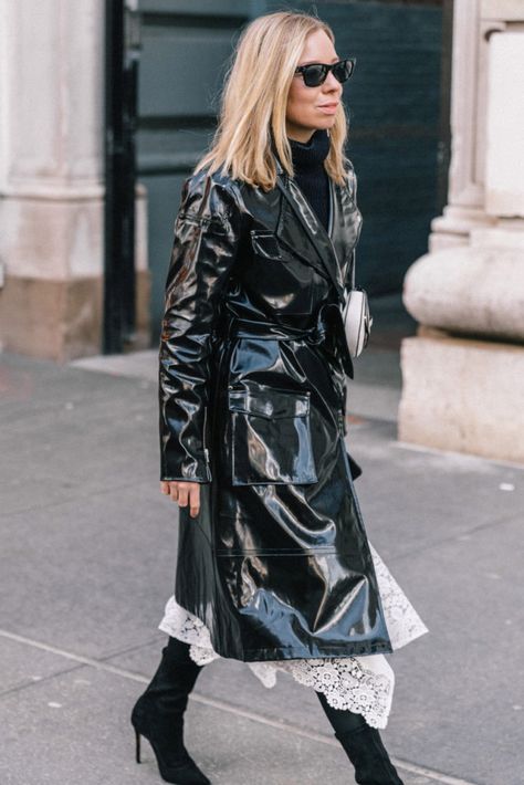 Vinyl Coat, Best Rain Jacket, Raincoat Outfit, Black Raincoat, Vinyl Fashion, Rain Coats, Rainwear Fashion, Jewelry Layering, Vinyl Raincoat