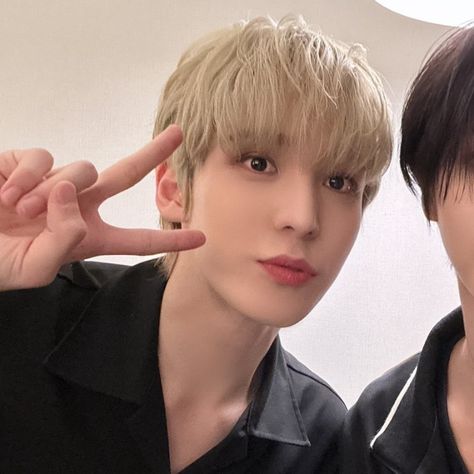 yunho seonghwa ateez matching icons aesthetic pfp black cute soft duo kpop #ateez Yunho And Seonghwa Matching Icons, Matz Matching Icons, Seonghwa Matching Icons, Yunho And Seonghwa, Ateez Matching Pfp, Ateez Matching Icons, Yunho Seonghwa, Skz Pfp, Goals Icons