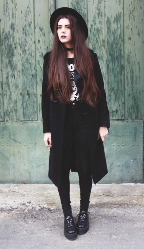 A little goth-y. A little grunge-y. A little witch-y. And a dash of NuGoth for that extra flare. Hello, perfection. Witch Look Outfit, Witchy Fashion Modern Witch, Witch Hair, Strega Fashion, Gothic Mode, Hair Goal, Hazrat Muhammad, Moda Hippie, Goth Outfit