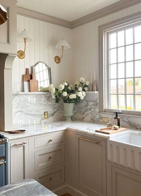 Efficient Kitchen, Beige Kitchen, Marble Counter, Kitchen Farmhouse, Kitchen Inspiration Design, Kitchen Reno, Cottage Kitchen, Counter Tops, Traditional Kitchen