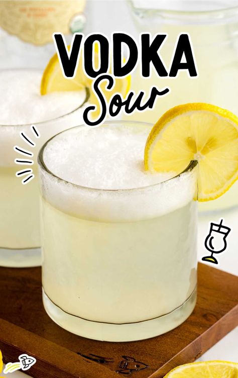 Vodka Sour Recipe, Vodka Sour, Easy To Make Cocktails, Vodka Lemonade, Sour Foods, Vodka Recipes, Lemonade Drinks, Sour Cocktail, Cinnamon Chips