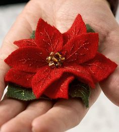 Diy Felt Poinsettia, Christmas Diy Felt, Printable Christmas Ornaments, Poinsettia Pattern, Wool Appliqué, Needle Felted Christmas, Felt Crafts Christmas, Red Poinsettia, Felt Christmas Decorations