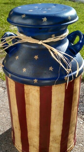 Painted Milk Cans, Milk Can Decor, Patriotic Crafts Diy, Old Milk Cans, Americana Crafts, American Flag Decor, 4th July Crafts, Fourth Of July Decor, Patriotic Crafts