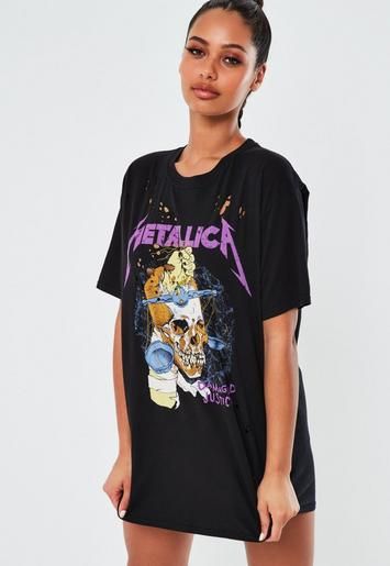 Metallica Shirt Outfit, Cut Hoodies, Metallica Shirt, Grunge Girl, Street Culture, Tshirt Outfits, Tee Outfit, Mode Inspo, Clothes Crafts