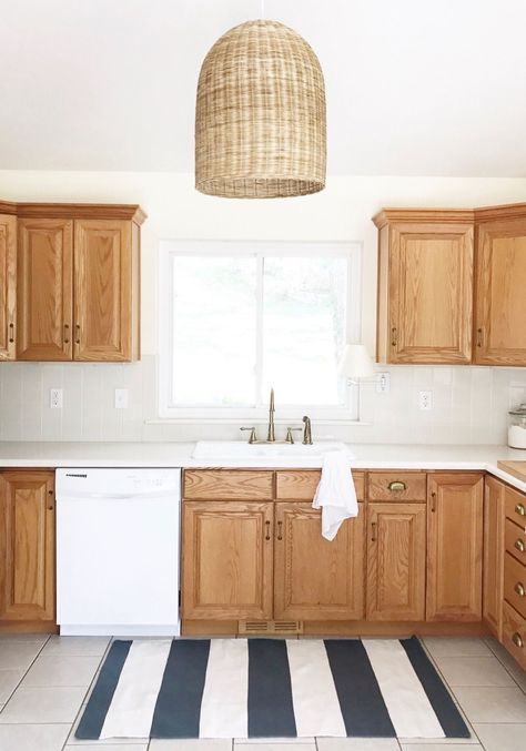 White Backsplash Oak Cabinets, Oak Cabinets Without Painting, Kitchen Table Oak, Kitchen 2023, Ideas Cocina, Beech Mountain, Painting Oak Cabinets, House Flip, Oak Cupboard