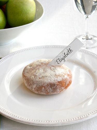 Fun holiday idea: Dress up your table with DIY edible place cards, like this dinner roll. Edible Place Cards, Wedding Ideas For Reception, Food Place Cards, Holiday Place Cards, Diy Place Cards, Diy Edible, Christmas Place Cards, Holiday Cocktail Party, Food Places