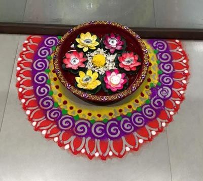 Simple Rangoli Designs For Corner Of House Simple Diwali Rangoli, Easy Diwali Rangoli, Diwali Rangoli Designs, Diwali Decorations At Home, Rangoli Designs Latest, Simple Rangoli Designs Images, Diy Diwali Decorations, Rangoli Patterns, Rangoli Ideas