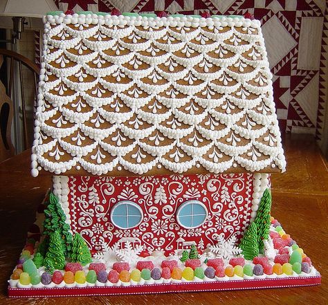 I'm not a gingerbread house fan - BUT if I could make one like this then I totally would be a fan.. Gingerbread House Frosting, Gingerbread Creations, Cookie Board, Ginger House, Gingerbread House Parties, Gingerbread House Designs, All Things Gingerbread, Piping Design, Icing Design