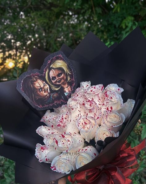 Diy Halloween Bouquet, Spooky Eternal Rose Bouquet, Halloween Ribbon Bouquet, Halloween Eternal Bouquets, Goth Flower Bouquet, Spooky Ramos, Horror Bouquet, Spooky Bouquet Ideas, Interesting Bouquets