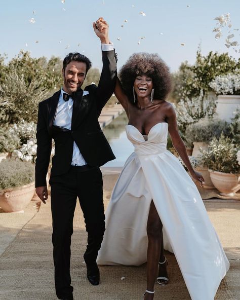 Afro Bride, Ball Wedding Dress, Corset Wedding Gown, Dresses Simple Casual, Racial Couples, Wedding Dress Beach Wedding, Wedding Dress Strapless, Summer Wedding Ideas, Wedding Dress Beach