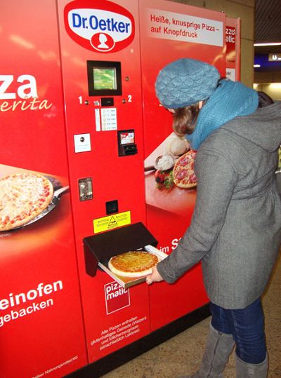 Pizza vending machine, 9″ pizzas cook in 2 minutes while you wait Pizza Vending Machine, Vendor Machine, 70s Japan, Oven Baked Pizza, Vending Machines In Japan, Coin Op Machine, Vending Machine Design, Coffee Vending Machines, Vending Machine Business