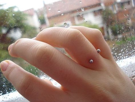 Body Peircings, Finger Piercing, Ring Finger Tattoos, Smiley Piercing, Resin Jewelry Diy, Piercing Ring, Magical Jewelry, Ear Piercing, Wedding Art