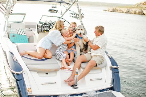 Lake Travis boating family session in Lakeway, Texas at Rough Hollow Family Pictures On A Boat, Boat Family Photoshoot, Family Photos On Boat, Family Boat Pictures, Yacht Poses, Lake Family Photoshoot, Boat Family, Family Boating, Boating Pictures