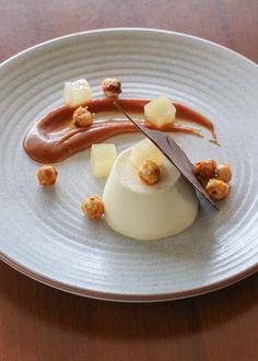 Panacotta Plating Ideas, Flan Plating, Hazelnut Dessert, Dolci Finger Food, Dessert Person, Xmas Menu, Caramel Pears, Fine Dining Desserts, Gourmet Food Plating