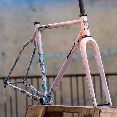 Bicycle Paint Job Ideas, Custom Bike Paint, Bike Painting, Fixie Frame, Bicycle Paint Job, Paint Bike, Biking Outfit, Bicycle Painting, Cool Bicycles