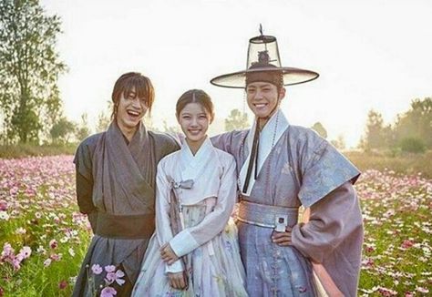 Pictured: The cast of Moonlight Drawn by Clouds. Love In The Moonlight Kdrama, Love In The Moonlight, Moonlight Drawn By Clouds, Kwak Dong Yeon, Kim You Jung, Korean Accessories, Park Bogum, Park Bo Gum, Cute Romance