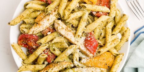 Trader Joe's make a killer fresh pesto; brighten it up with roasted red peppers in this healthy pasta. Trader Joes Recipes Healthy, Trader Joes Food, Pasta Al Pesto, Joe Recipe, Trader Joes Recipes, Healthy Pasta, Pesto Chicken Pasta, Cheap Dinner Recipes, Cheap Dinners