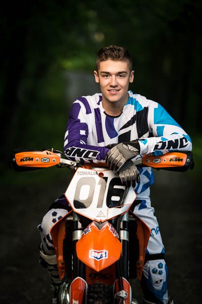 Motocross Photography, Boy Senior Portraits, Senior Photos Boys, Senior Boy Poses, Bike Pictures, Male Senior Pictures, Senior Portrait Poses, Bike Photoshoot, Bike Photography