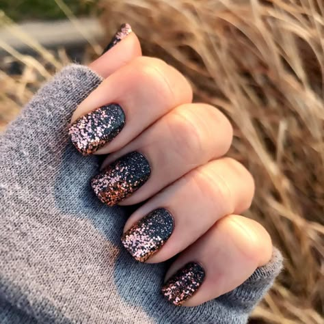 Vegas Dip Nails, Black Rose Gold Nails, Nails For Vegas, Colorstreet Combos, Nail Combos, Nail Color Combos, Pedicure Ideas, Rose Gold Nails, Disney Photos