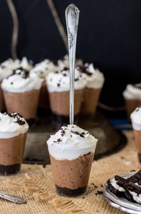 7 Dessert Shooters You're Going to Want for Your Next Party (Easy & No-Bake!) Cake Batter Cheesecake, Desserts Nutella, Shot Glass Desserts, Wedding Food Catering, Shooter Recipes, Easy Party Desserts, Weight Watcher Desserts, Dessert Mini, Dessert Shooters