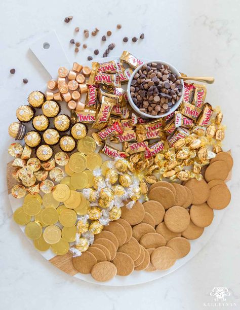 Pot of gold St. Patrick's Day easy dessert board idas Colour Board Food Party, Golden Birthday Charcuterie Board, Golden Charcuterie Board, Platter Board Ideas, Gold Party Food Ideas, Gold Food Ideas, Gold Foods For Party, Themed Platters, Appetizer Board Ideas