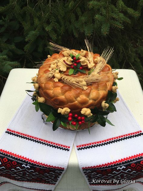 Wedding bread/Korovai by Gloria on FB Bread For Wedding, Korovai Wedding Bread, Korovai Wedding Cake, Ukrainian Wedding Bread, Kyiv Cake, Ukrainian Wedding Traditions, Wedding Bread, Ukrainian Wedding, Bakery Design Interior