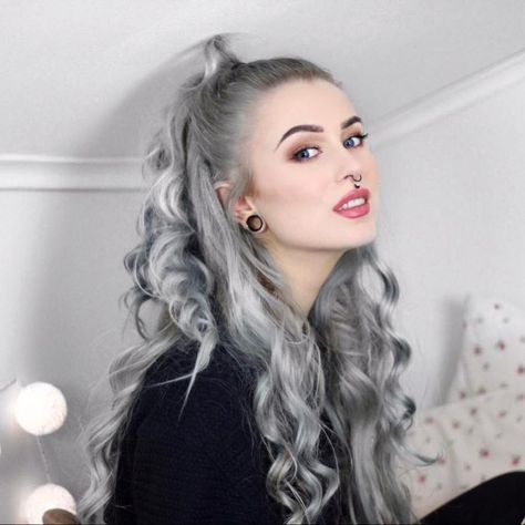 20 Easy Grunge Hairstyles for Killer Looks Grunge Hairstyles Long, Grey Hair Young, Grunge Hairstyle, Grunge Hairstyles, 90s Grunge Hair, Ponytail Hair Piece, Half Ponytail, Hair Tint, Natural Gray Hair