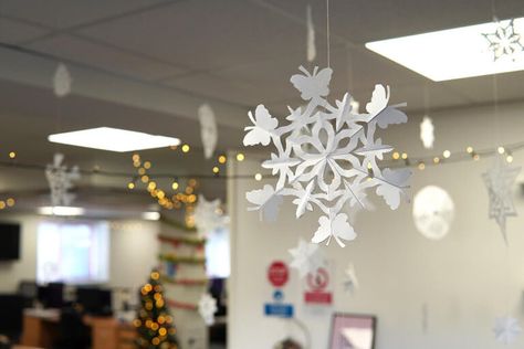 45+ Best Office Christmas Decorations Ideas: From Desk to Door - Architectures Ideas Office Desk Christmas Decor, Desk Christmas Decor, Christmas Ceiling Decor, Office Christmas Decorations Ideas, Office Desk Christmas, Valentine Bedroom Decor, Sustainable Christmas Decorations, Christmas Ceiling, Valentines Bedroom