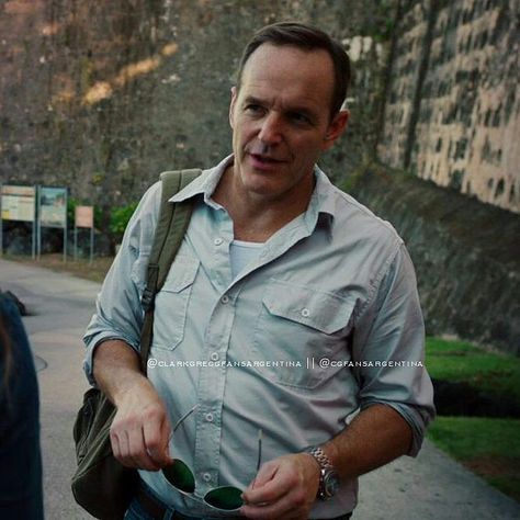 Clark Gregg Sexy Friday... Viernes de @clarkgregg #clarkgregg #badboy #agentsofshield Clark Gregg, Phil Coulson, Hunks Men, Police Detective, Agents Of Shield, American Actors, Marvel Dc, Shirt Sleeves, Denim Button Up