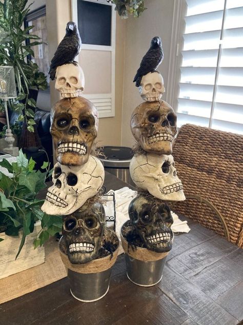 Halloween Front Yard Ideas, Skull Topiary, Halloween Front Yard, Front Yard Ideas, Halloween Front Door Decorations, Topiary Diy, Diy Skulls, Easy Halloween Decorations, Skeleton Decorations