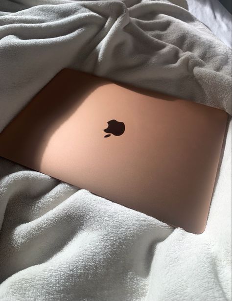 Macbook Gold Aesthetic, Gold Macbook Air Aesthetic, Macbook Gold, Rose Gold Macbook Air, Rose Gold Laptop, Rose Gold Macbook, Apple Laptop Macbook, Air Mac, Rose Gold Aesthetic