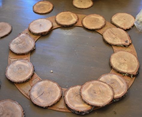 Home Decor Diy Ideas, Decor Diy Ideas, Rainy Winter, Natural Christmas Decor, Wood Wreath, Wood Slice Crafts, Christmas Wood Crafts, Natural Christmas, The Apartment