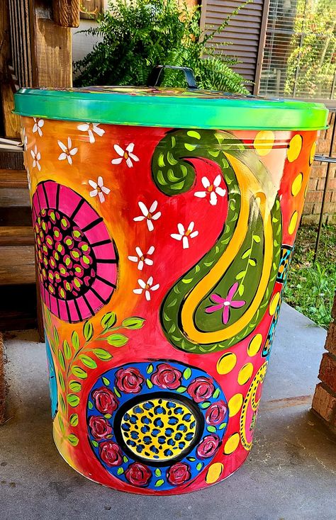 Painted Garbage Cans, Trash Can Painting Ideas, Painted Cans, Paint Garden Pots, Painted Trash Cans, Bucket Decor, Mailbox Ideas, Rain Barrels, Art Pole