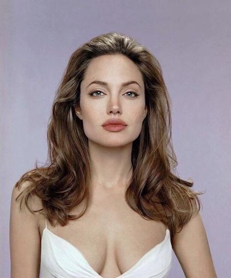 angelina jolie is absolutely breathtaking Angelina Jolie 2005, Square Face Makeup, Reference Models, Angelina Jolie Style, Angelina Jolie Photos, Square Face Hairstyles, Square Face Shape, Donna Summer, Peinados Recogidos