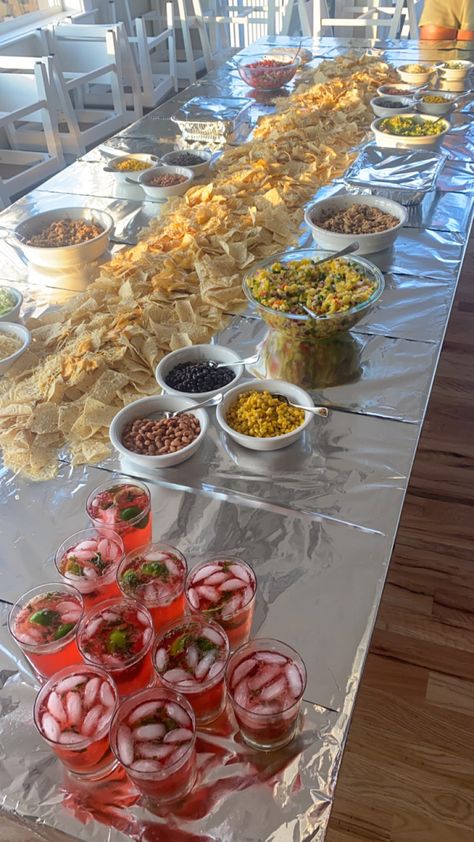 aesthetic nacho table summer dinner Nacho Grazing Tables, Dump Dinners On Table, Nacho Table Party Ideas, Taco Night Aesthetic, Group Dinner Aesthetic, Nacho Table Display, Nachos Table, Table Nachos, Pregame Aesthetic