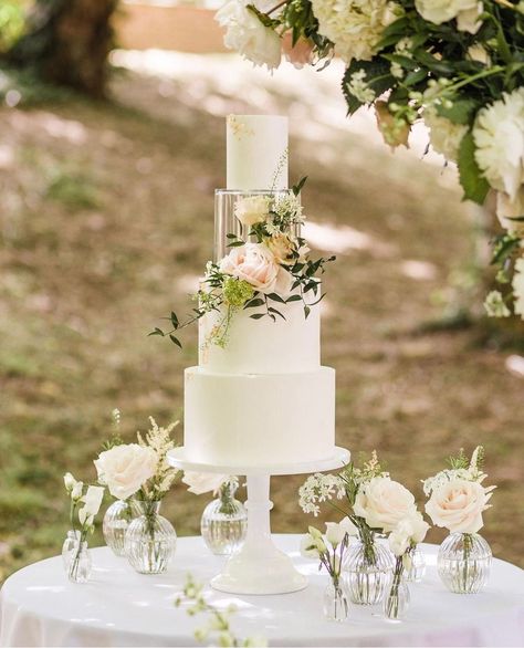 Wedding Cake With Flowers, Birthday Cake Stand, Royal Wedding Cake, Acrylic Cake Stands, Round Cake Stand, Cake With Flowers, Simple Wedding Cake, White Wedding Cake, Elegant Wedding Cakes