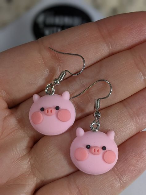 These cute piggy Earrings are totes adorbs!! ❤️🐷❤️ $5 in my Etsy shop! Queen Aesthetic Dark, Aesthetic Dark Green, Aesthetic Queen, Cute Piggy, Polymer Clay Flower Jewelry, Diy Earrings Polymer Clay, Queen Aesthetic, Handmade Clay Jewelry, Dark Green Aesthetic