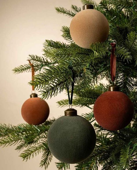 Crafting a Cottagecore Christmas Tree For a Rustic & Whimsy Holiday Charm - The Mood Guide Flocked Tree Neutral Decor, Natural Woodsy Christmas Decor, Green Boho Christmas Decor, Christmas Decor Colour Schemes, Thanksgiving To Christmas Decor, Flocked Christmas Tree Ornaments, Christmas Tree Ornaments Color Scheme, Ralph Lauren Christmas Decor Holidays, Christmas Tree Velvet Ornaments