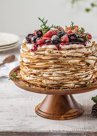 Pastel de crepas navideño con frutos rojos - Recetas de navidad Checa aquí cómo hacer un hacer pastel de crepas de fresas con crema, decora con frutos rojos... ¡el relleno es lo mejor! Ideal para cualquier festejo. Pasta And Veggies, Crepe Cake, Crepe Recipes, Healthy Cake, Macaroni Salad, Food Tasting, Snack Cake, Happy Birthday Cakes, Crepes