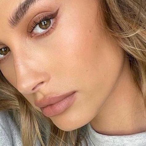 Hailey Beiber Lips Before And After, Hailey Beiber Lipstick, Hailey Bieber Lipstick, Trending Lips, Hailey Beiber Make Up Looks, Hailey Bieber Eye Makeup, Haley Bieber Makeup, Hailey Bieber Lips, Hailey Bieber Lip Liner