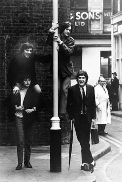 The Kinks on Carnaby Street. 1965. Photo via Getty Images. Waterloo Sunset, Dave Davies, Ray Davies, Swinging London, Carnaby Street, 60s Music, The Kinks, Swinging Sixties, British Invasion